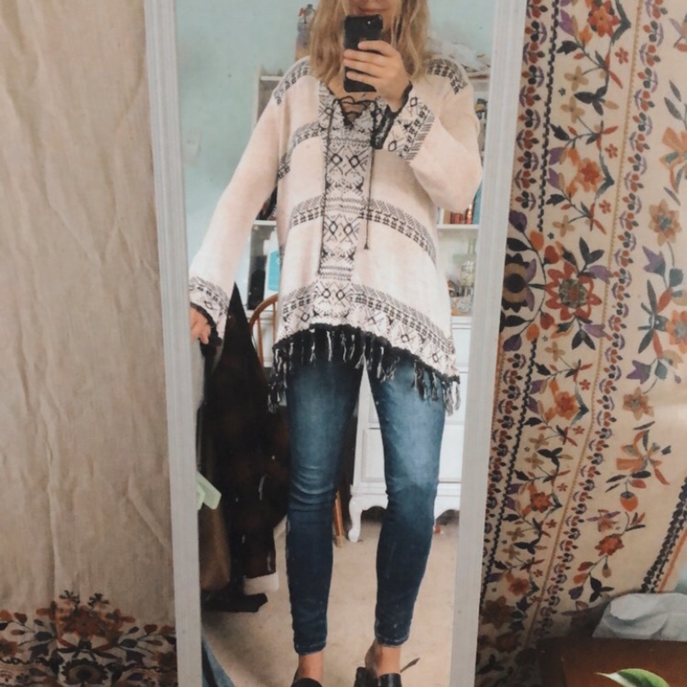 Patterned light weight knit top!